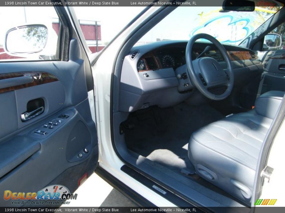 1998 Lincoln Town Car Executive Vibrant White / Deep Slate Blue Photo #13