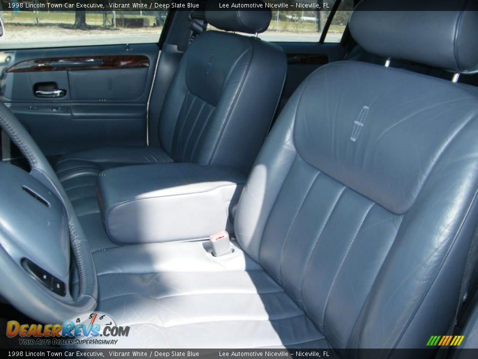 1998 Lincoln Town Car Executive Vibrant White / Deep Slate Blue Photo #14