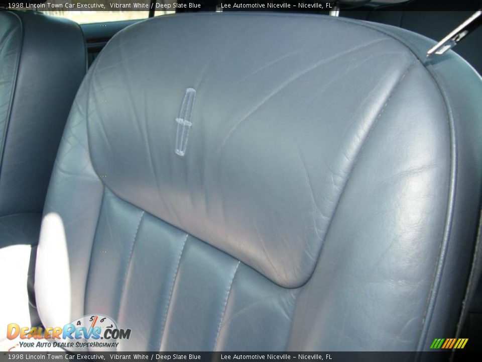 1998 Lincoln Town Car Executive Vibrant White / Deep Slate Blue Photo #15