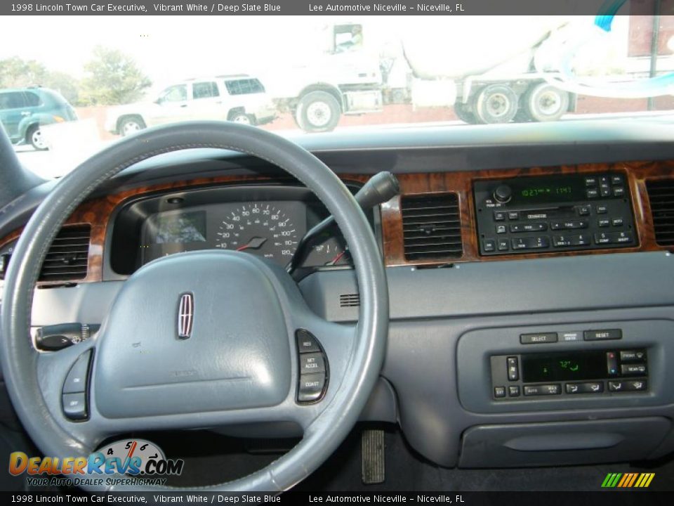 1998 Lincoln Town Car Executive Vibrant White / Deep Slate Blue Photo #17
