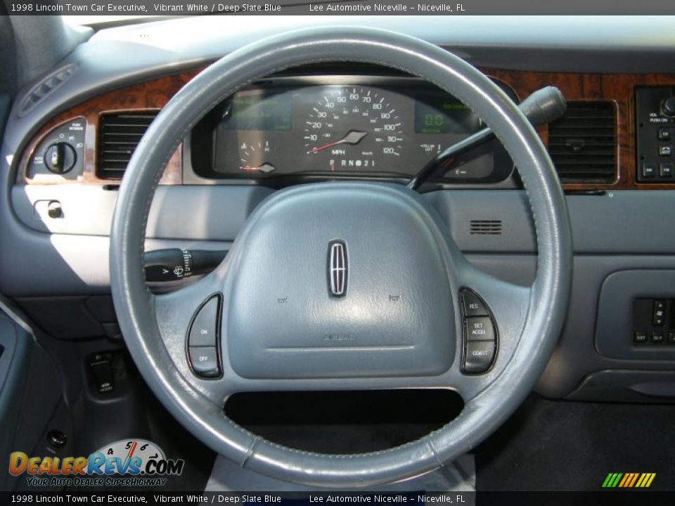 1998 Lincoln Town Car Executive Vibrant White / Deep Slate Blue Photo #18
