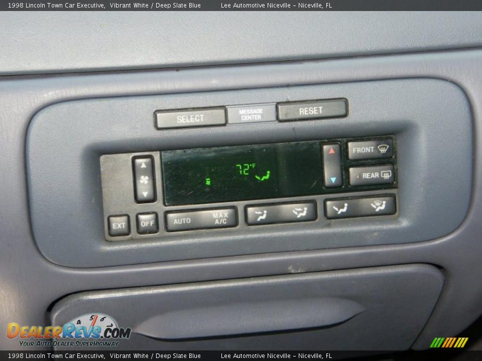 1998 Lincoln Town Car Executive Vibrant White / Deep Slate Blue Photo #20