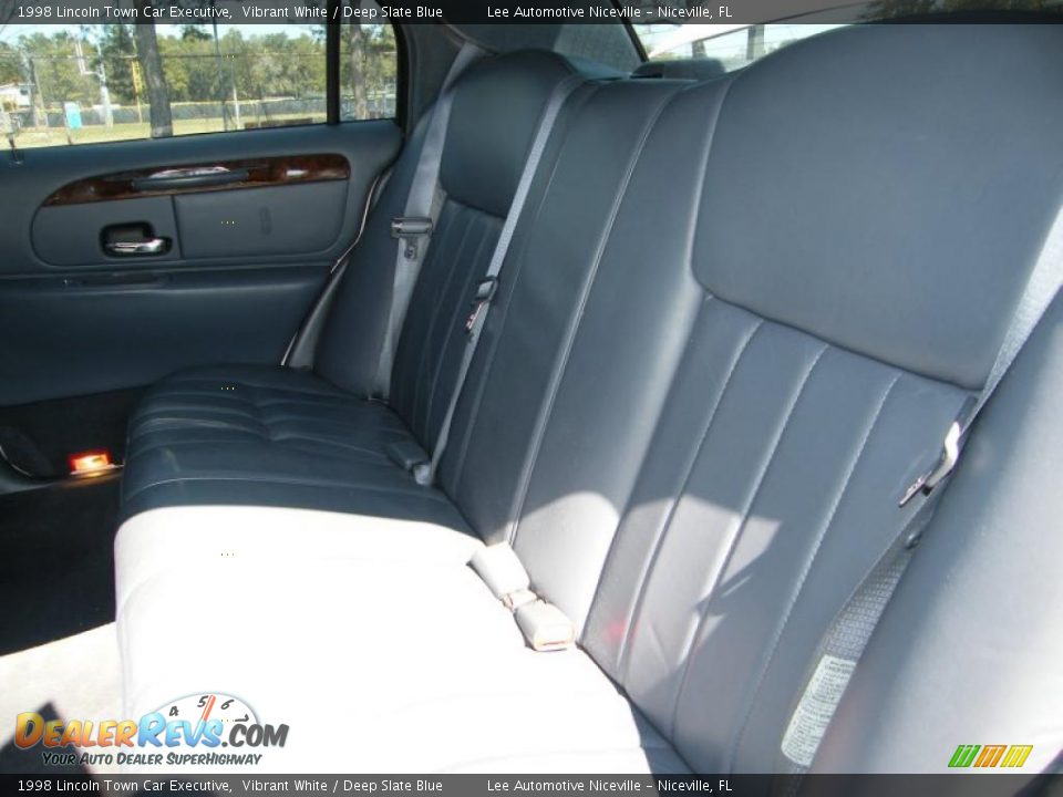 1998 Lincoln Town Car Executive Vibrant White / Deep Slate Blue Photo #21