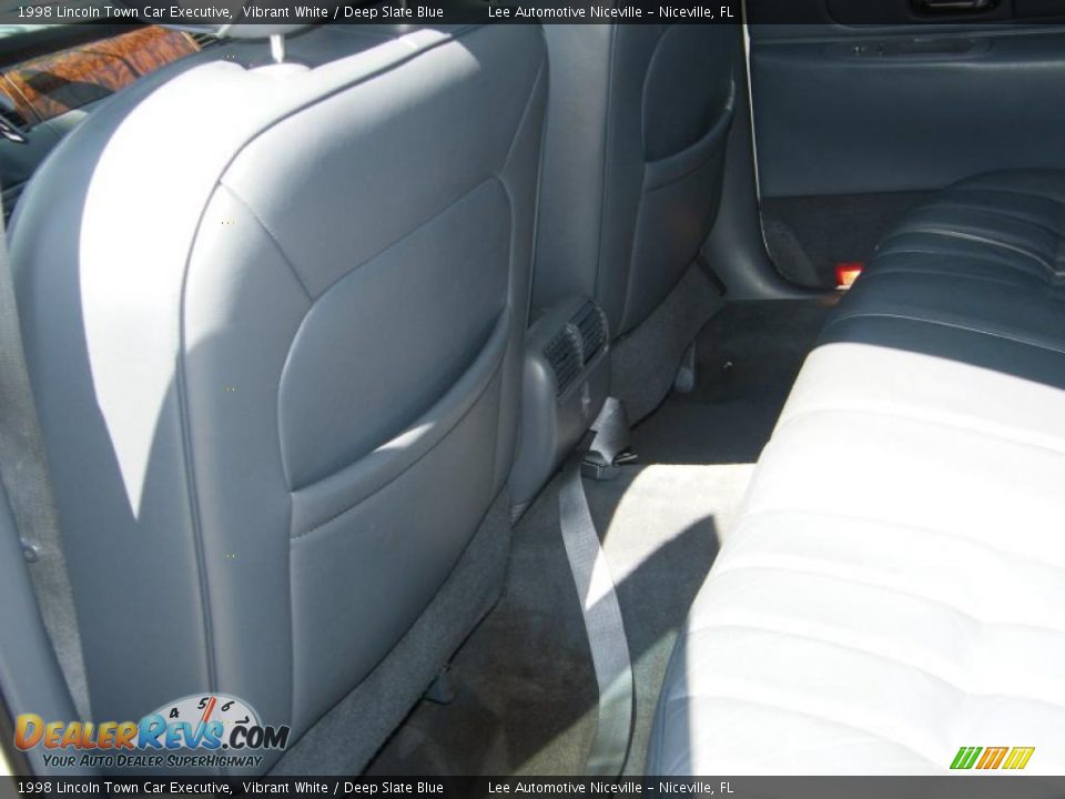 1998 Lincoln Town Car Executive Vibrant White / Deep Slate Blue Photo #22