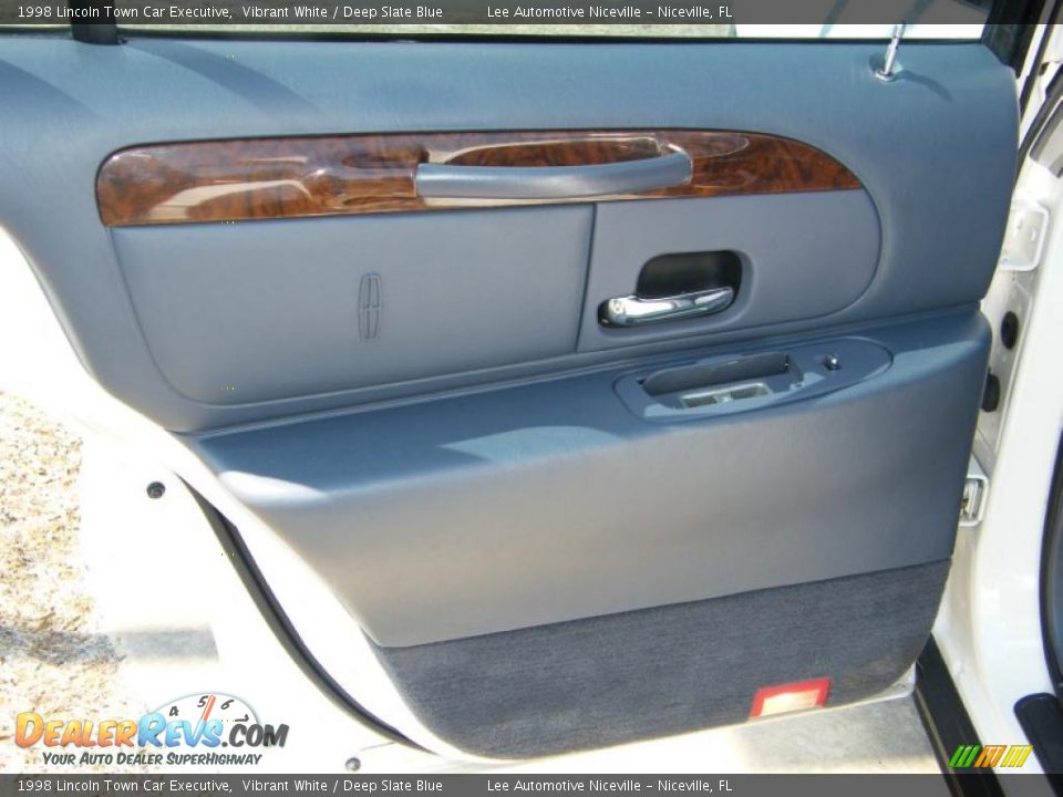 1998 Lincoln Town Car Executive Vibrant White / Deep Slate Blue Photo #23