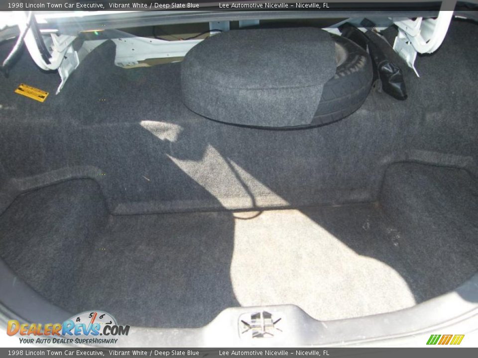 1998 Lincoln Town Car Executive Vibrant White / Deep Slate Blue Photo #24