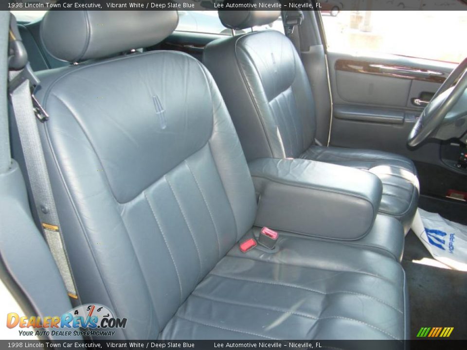 1998 Lincoln Town Car Executive Vibrant White / Deep Slate Blue Photo #26