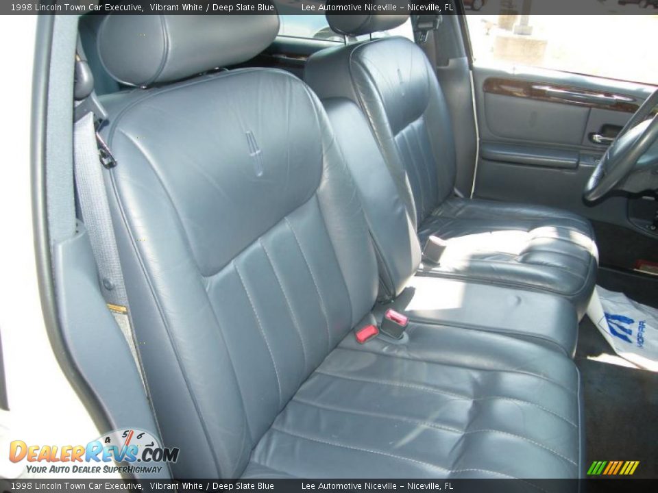 1998 Lincoln Town Car Executive Vibrant White / Deep Slate Blue Photo #27