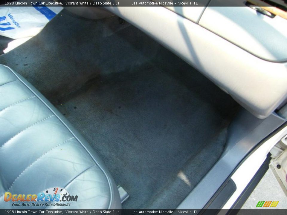 1998 Lincoln Town Car Executive Vibrant White / Deep Slate Blue Photo #28