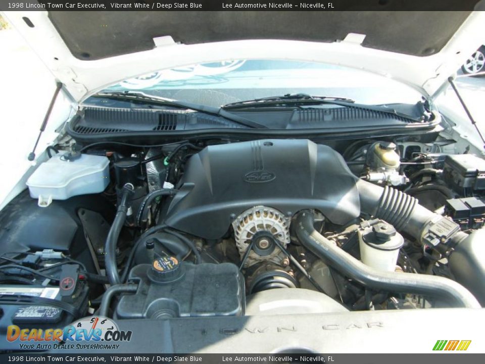 1998 Lincoln Town Car Executive Vibrant White / Deep Slate Blue Photo #29
