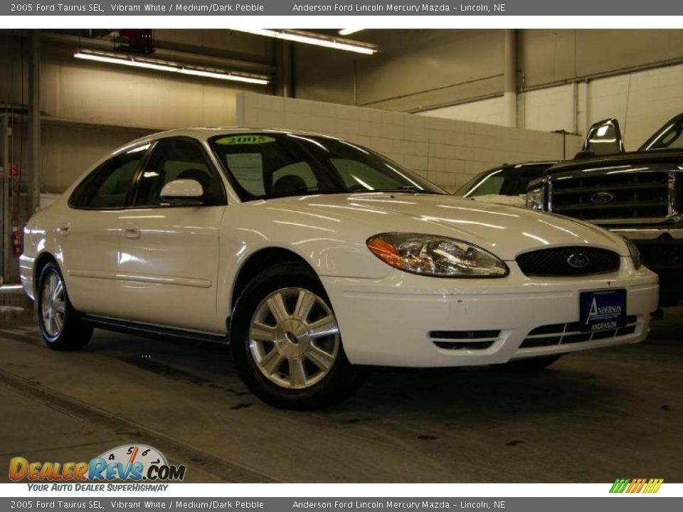 2005 Ford Taurus SEL Vibrant White / Medium/Dark Pebble Photo #1