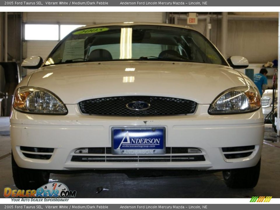 2005 Ford Taurus SEL Vibrant White / Medium/Dark Pebble Photo #2