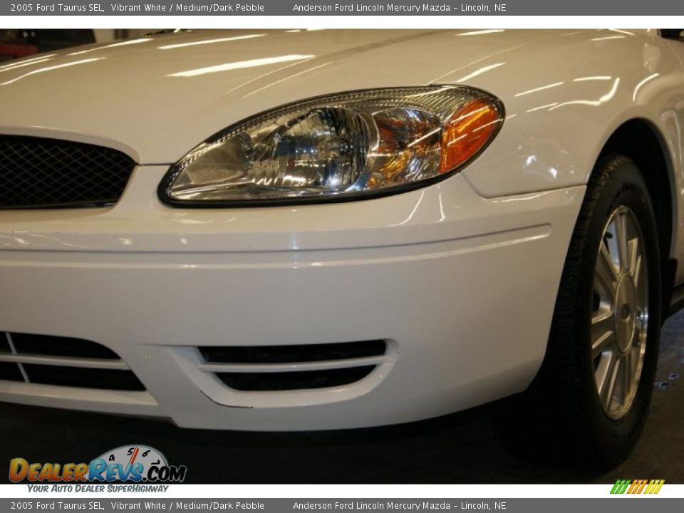 2005 Ford Taurus SEL Vibrant White / Medium/Dark Pebble Photo #4