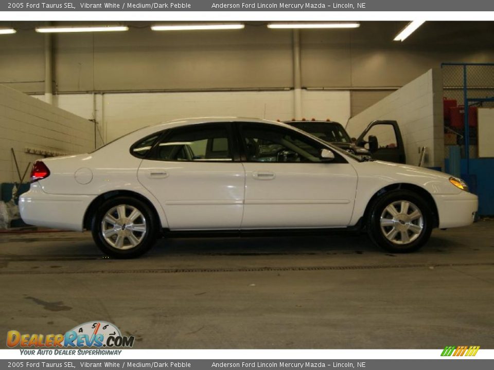 2005 Ford Taurus SEL Vibrant White / Medium/Dark Pebble Photo #5