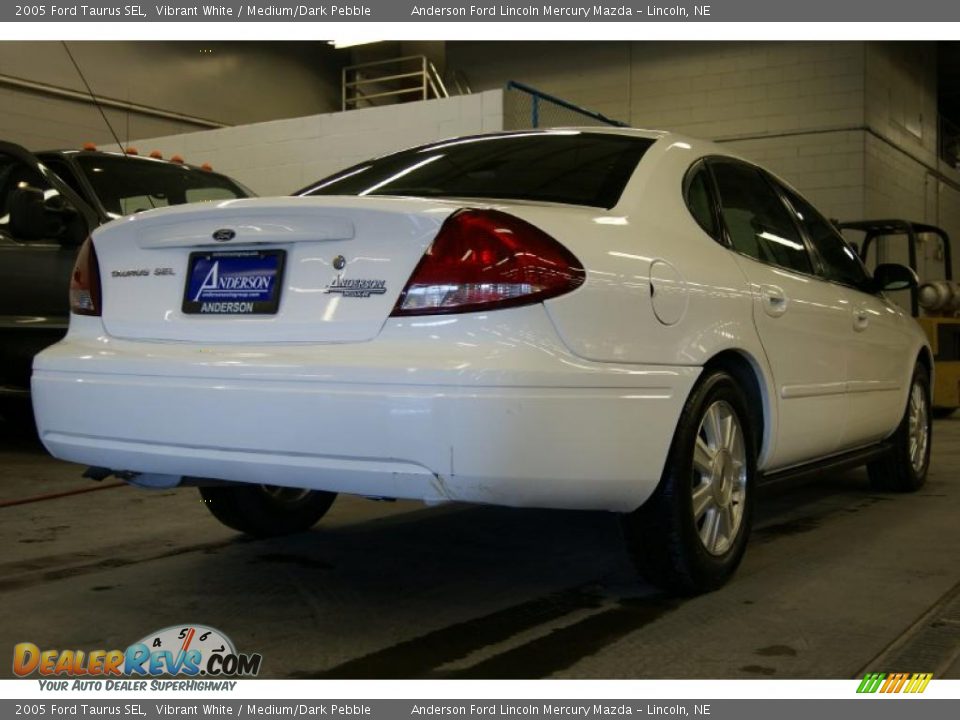 2005 Ford Taurus SEL Vibrant White / Medium/Dark Pebble Photo #7