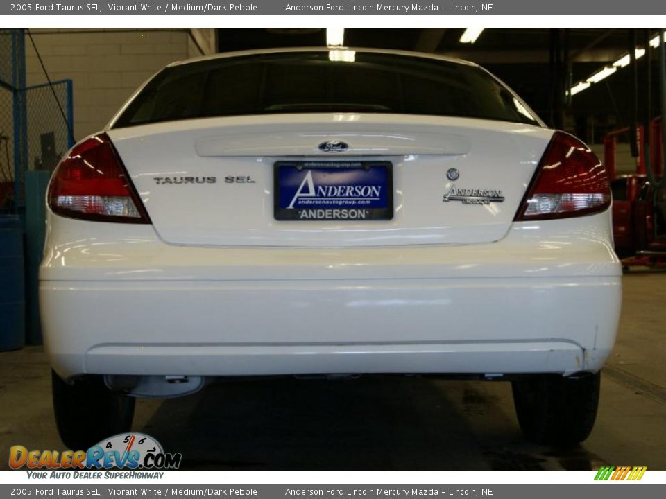2005 Ford Taurus SEL Vibrant White / Medium/Dark Pebble Photo #8