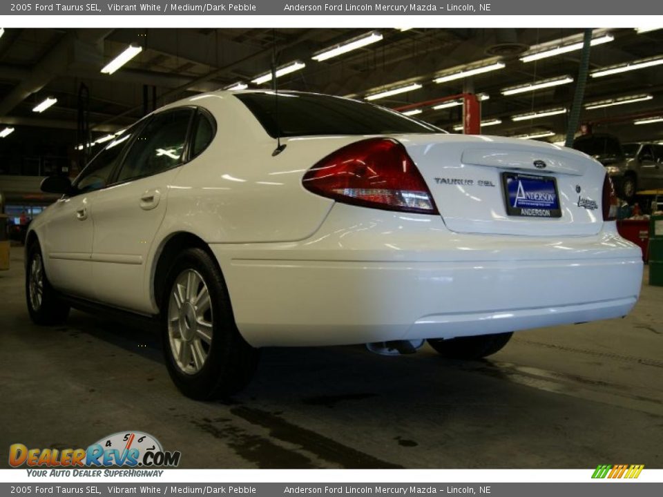 2005 Ford Taurus SEL Vibrant White / Medium/Dark Pebble Photo #9