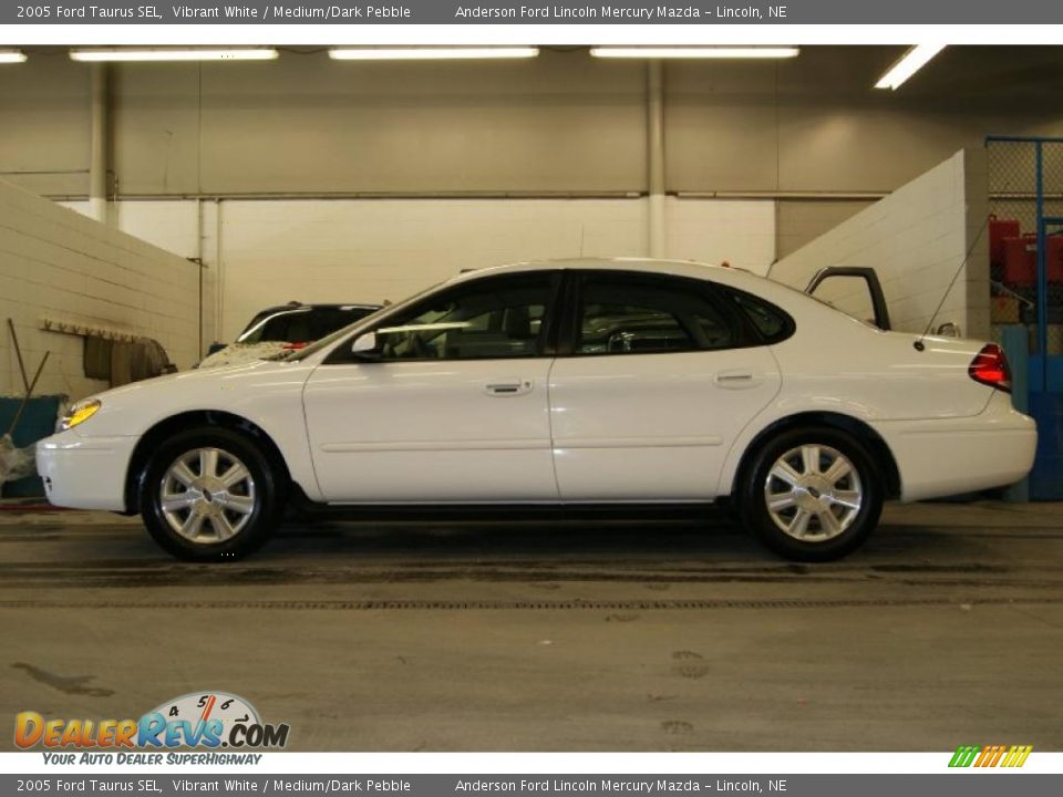 2005 Ford Taurus SEL Vibrant White / Medium/Dark Pebble Photo #11