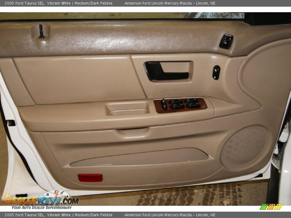 2005 Ford Taurus SEL Vibrant White / Medium/Dark Pebble Photo #12