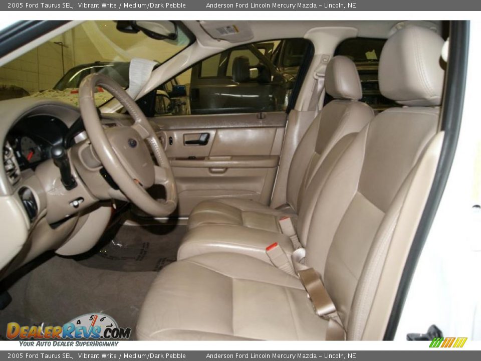 2005 Ford Taurus SEL Vibrant White / Medium/Dark Pebble Photo #13