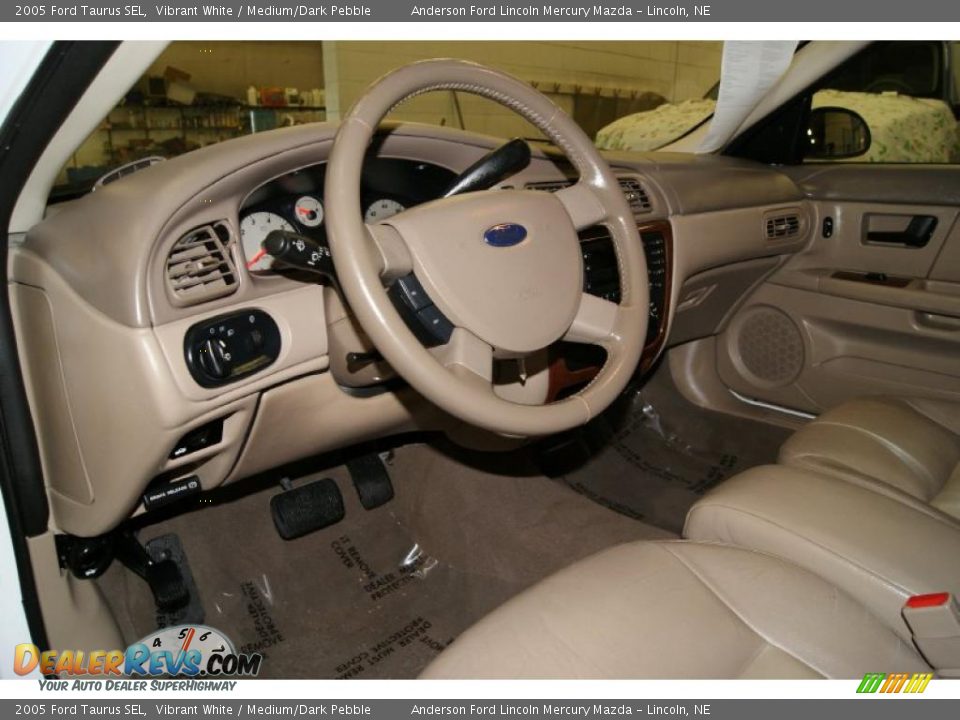 2005 Ford Taurus SEL Vibrant White / Medium/Dark Pebble Photo #14