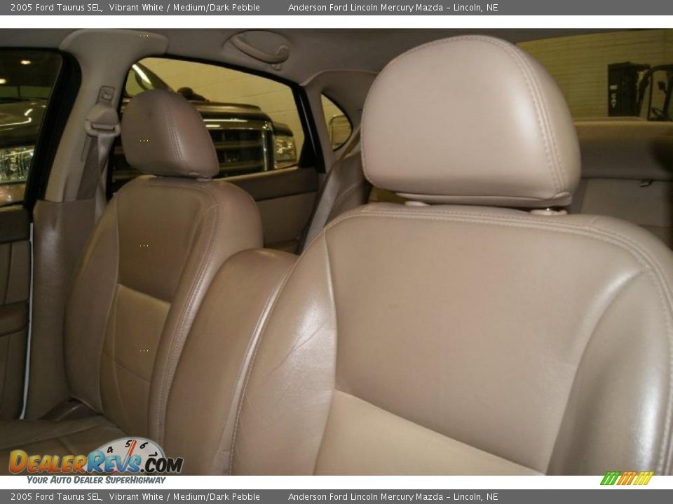 2005 Ford Taurus SEL Vibrant White / Medium/Dark Pebble Photo #15