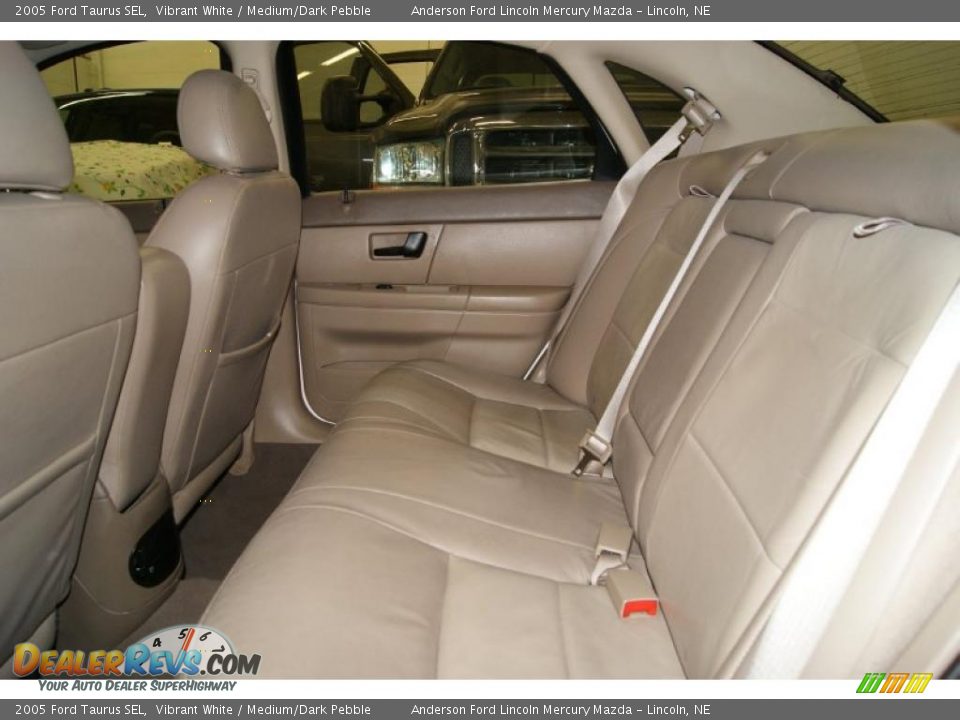 2005 Ford Taurus SEL Vibrant White / Medium/Dark Pebble Photo #16