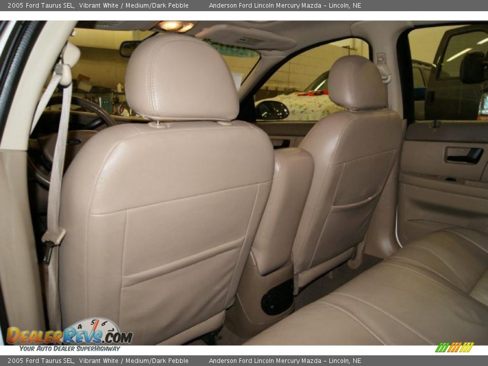 2005 Ford Taurus SEL Vibrant White / Medium/Dark Pebble Photo #17