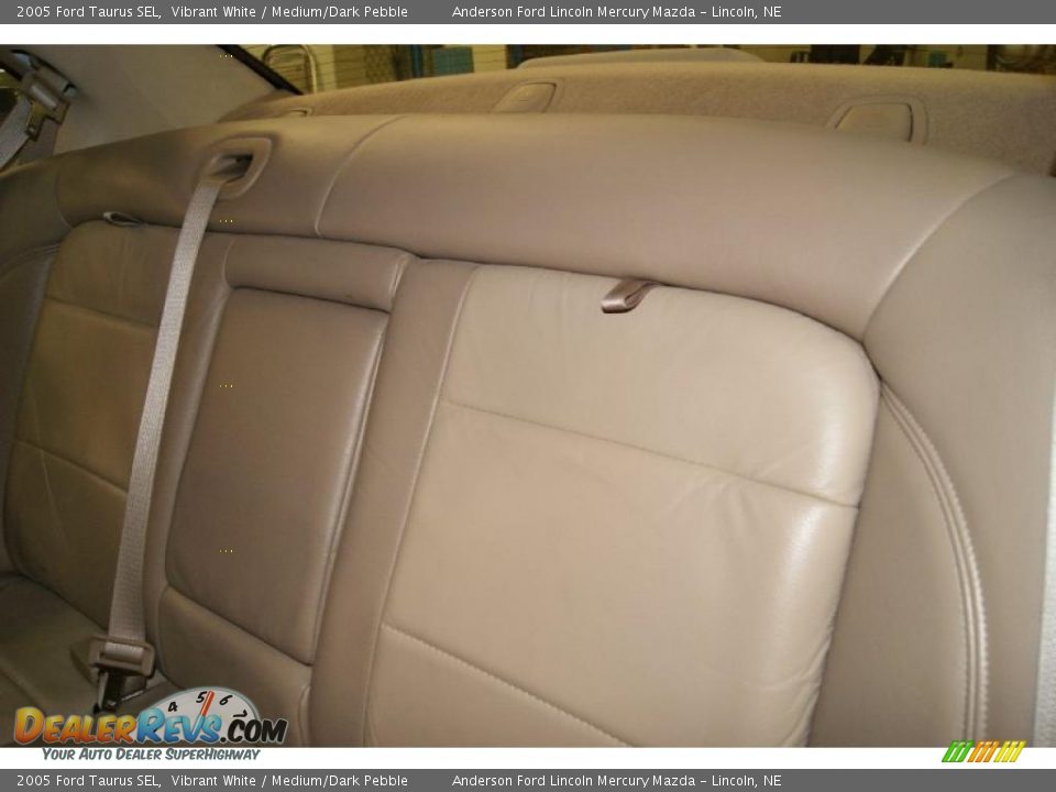 2005 Ford Taurus SEL Vibrant White / Medium/Dark Pebble Photo #18