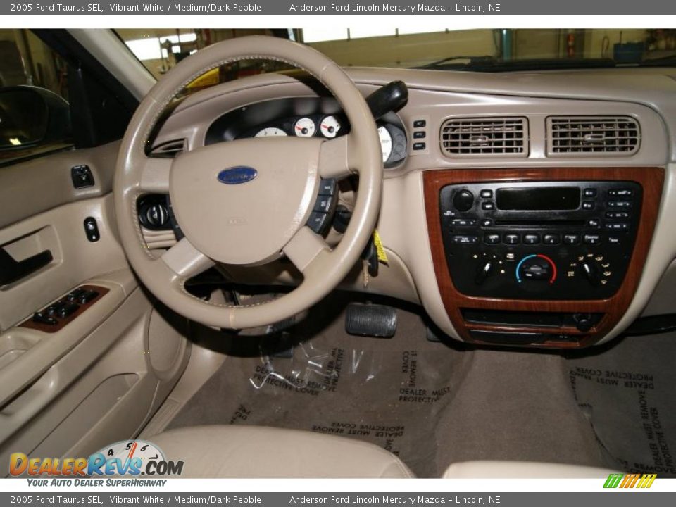 2005 Ford Taurus SEL Vibrant White / Medium/Dark Pebble Photo #20