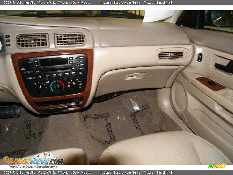 2005 Ford Taurus SEL Vibrant White / Medium/Dark Pebble Photo #21