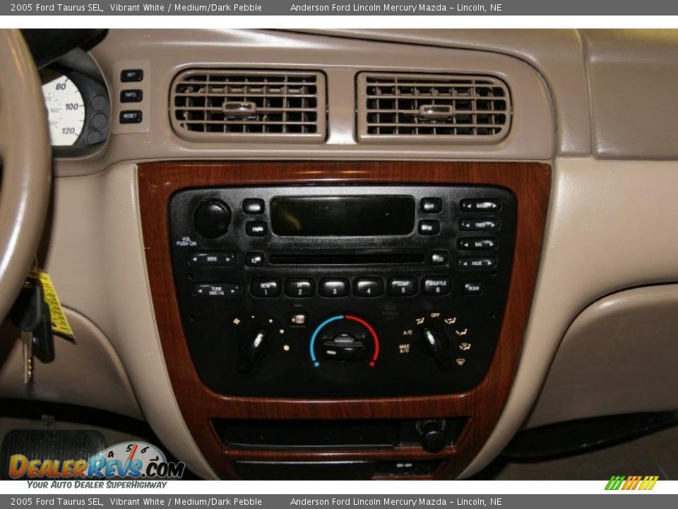 2005 Ford Taurus SEL Vibrant White / Medium/Dark Pebble Photo #22