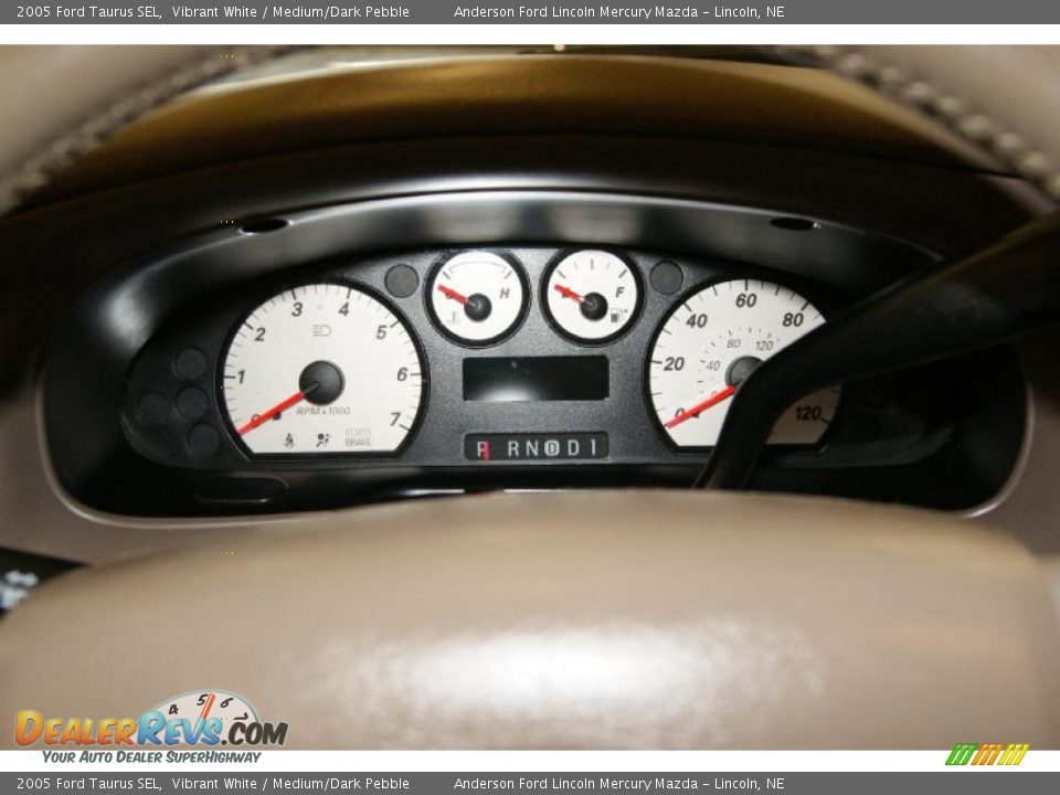 2005 Ford Taurus SEL Vibrant White / Medium/Dark Pebble Photo #24