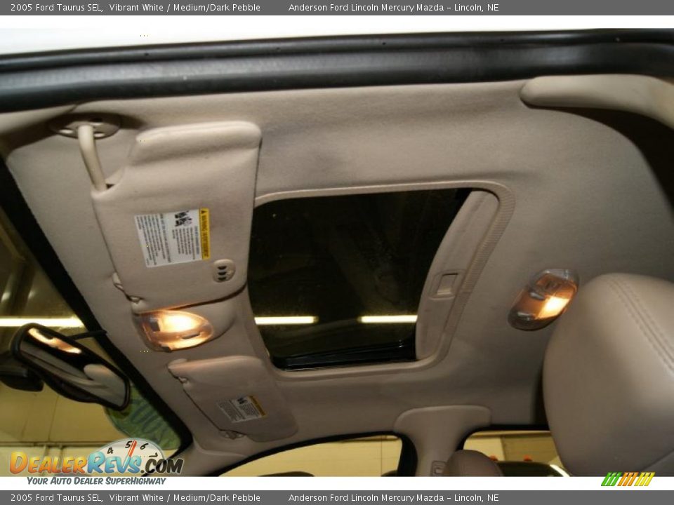 2005 Ford Taurus SEL Vibrant White / Medium/Dark Pebble Photo #25