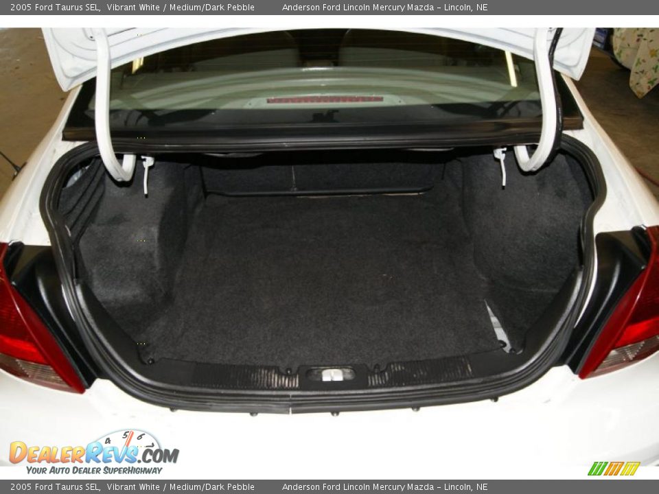 2005 Ford Taurus SEL Vibrant White / Medium/Dark Pebble Photo #26
