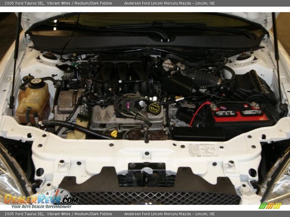2005 Ford Taurus SEL Vibrant White / Medium/Dark Pebble Photo #27