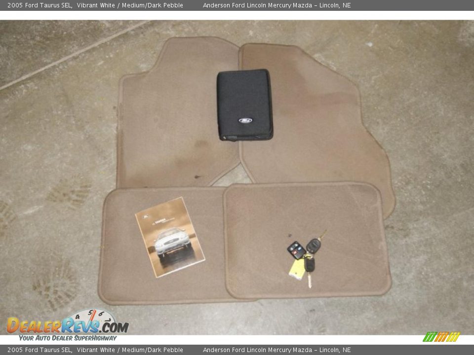 2005 Ford Taurus SEL Vibrant White / Medium/Dark Pebble Photo #28