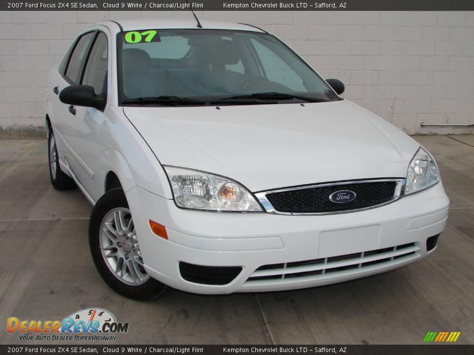 2007 Ford Focus ZX4 SE Sedan Cloud 9 White / Charcoal/Light Flint Photo #4