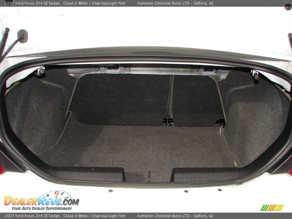 2007 Ford Focus ZX4 SE Sedan Cloud 9 White / Charcoal/Light Flint Photo #9