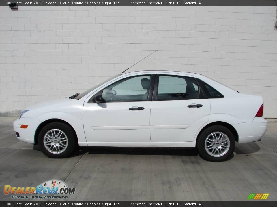 2007 Ford Focus ZX4 SE Sedan Cloud 9 White / Charcoal/Light Flint Photo #10