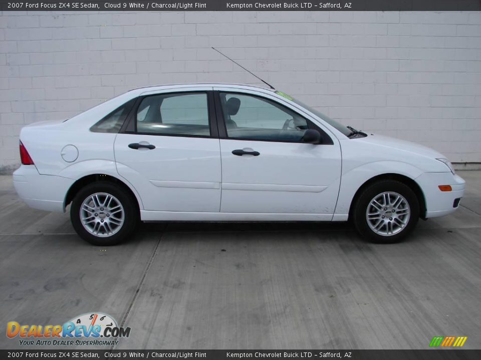 2007 Ford Focus ZX4 SE Sedan Cloud 9 White / Charcoal/Light Flint Photo #12