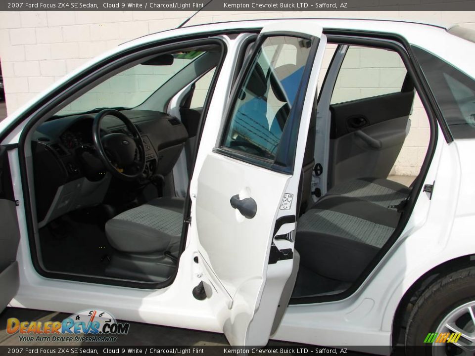 2007 Ford Focus ZX4 SE Sedan Cloud 9 White / Charcoal/Light Flint Photo #14