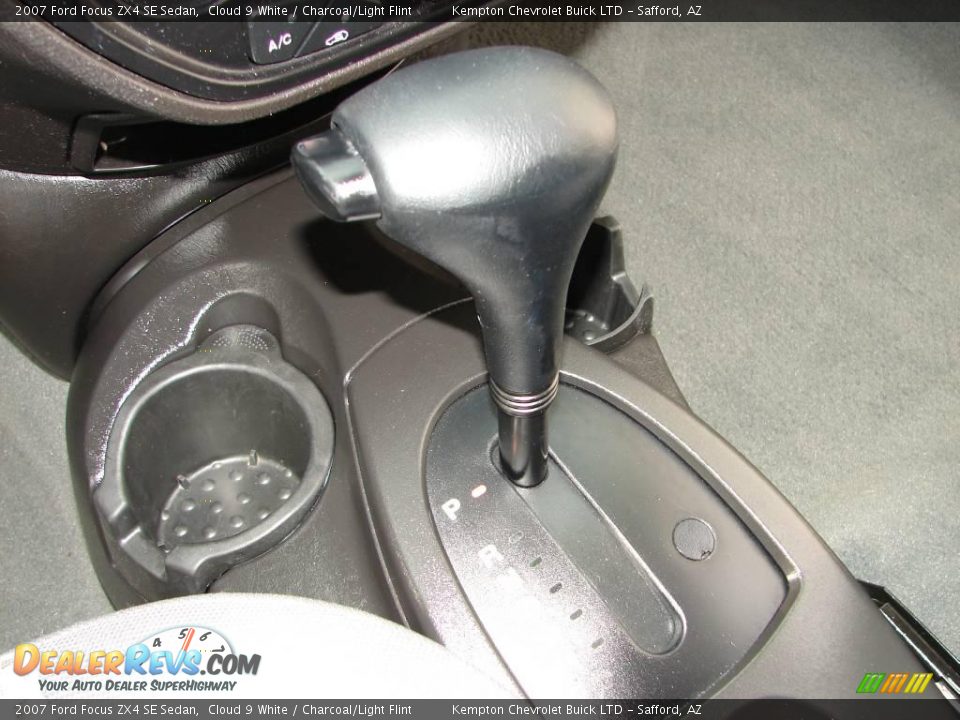 2007 Ford Focus ZX4 SE Sedan Cloud 9 White / Charcoal/Light Flint Photo #19