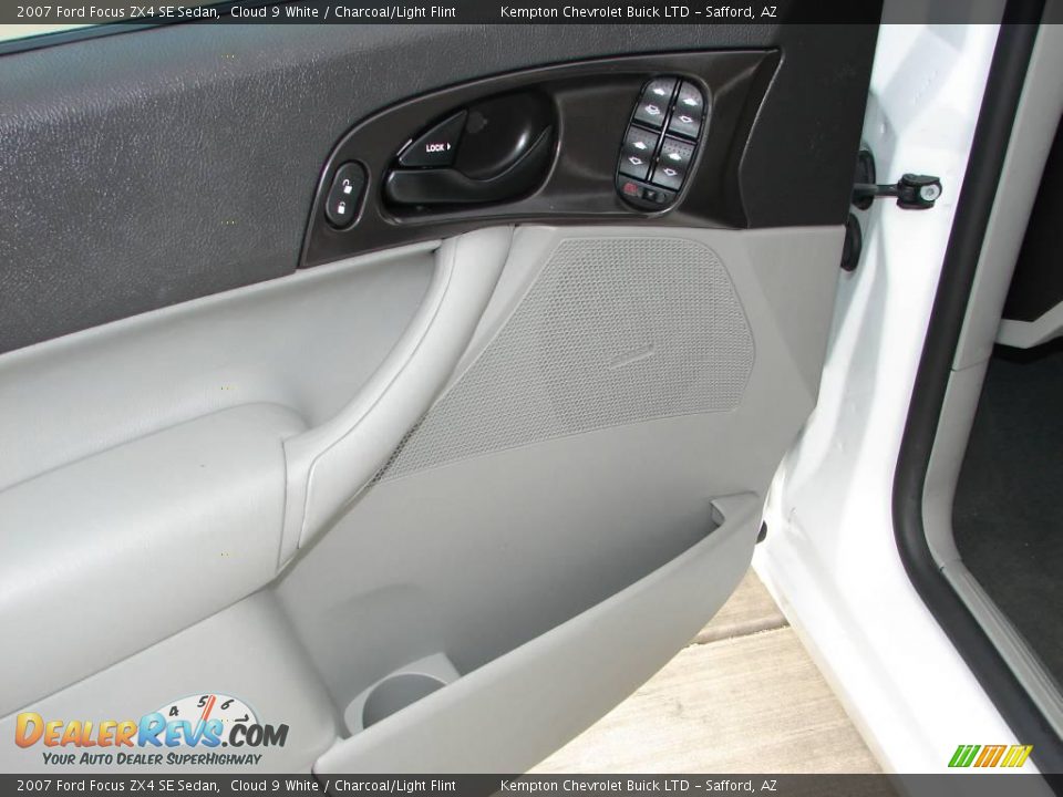 2007 Ford Focus ZX4 SE Sedan Cloud 9 White / Charcoal/Light Flint Photo #20