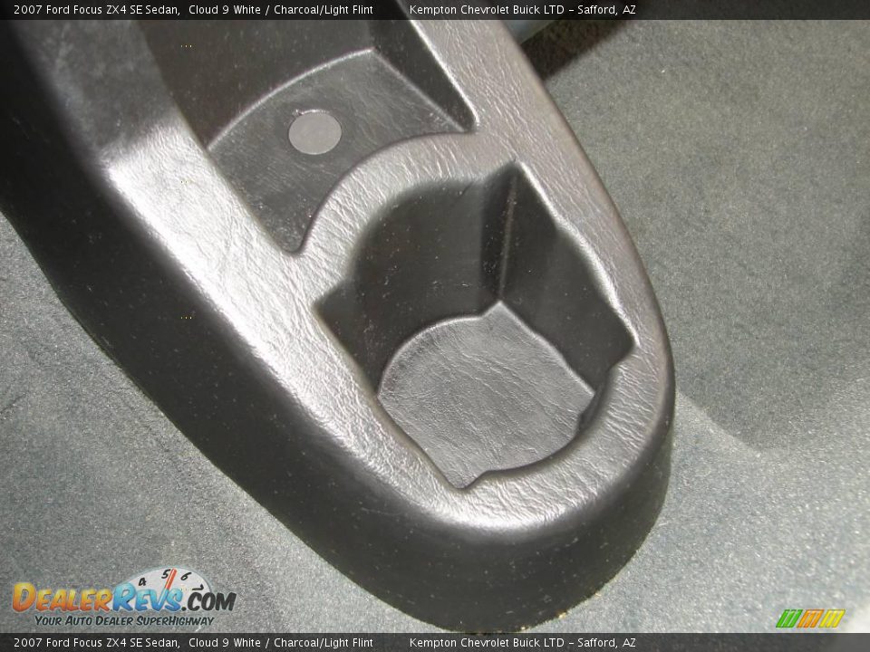 2007 Ford Focus ZX4 SE Sedan Cloud 9 White / Charcoal/Light Flint Photo #21