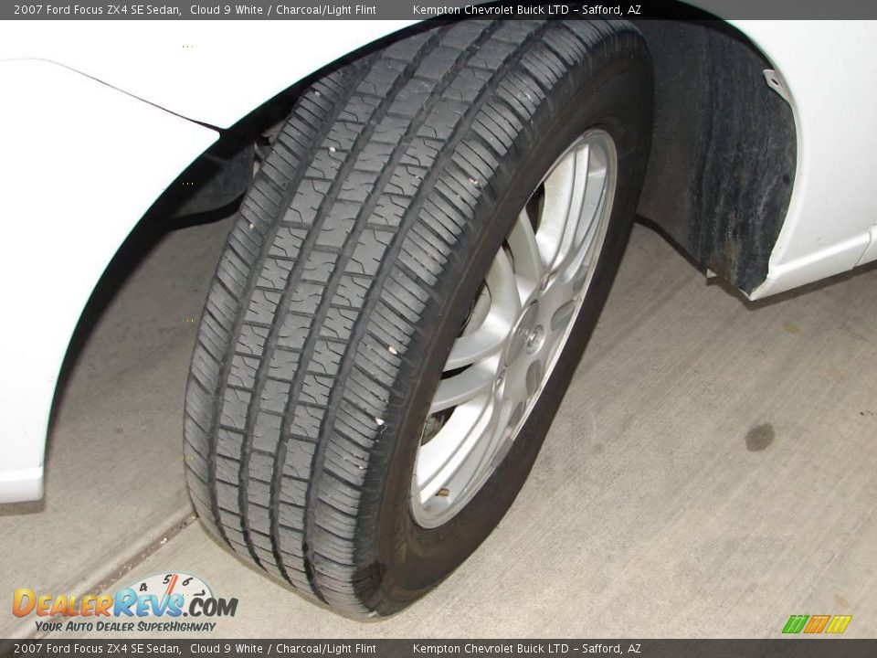 2007 Ford Focus ZX4 SE Sedan Cloud 9 White / Charcoal/Light Flint Photo #22