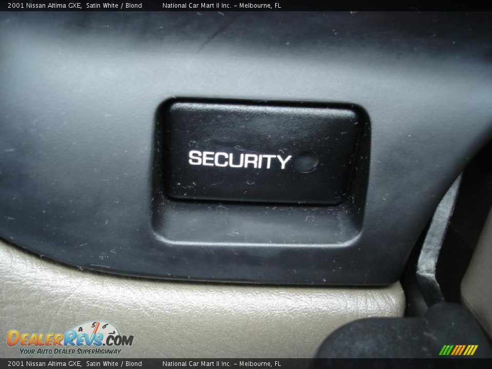2001 Nissan Altima GXE Satin White / Blond Photo #22
