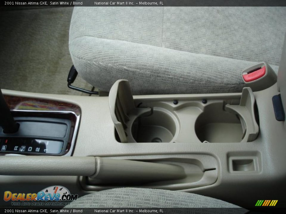 2001 Nissan Altima GXE Satin White / Blond Photo #24