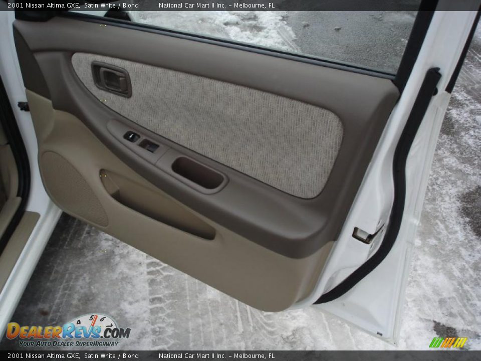 2001 Nissan Altima GXE Satin White / Blond Photo #27