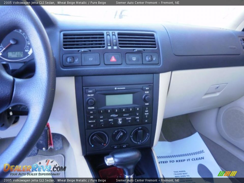 2005 Volkswagen Jetta GLS Sedan Wheat Beige Metallic / Pure Beige Photo #16